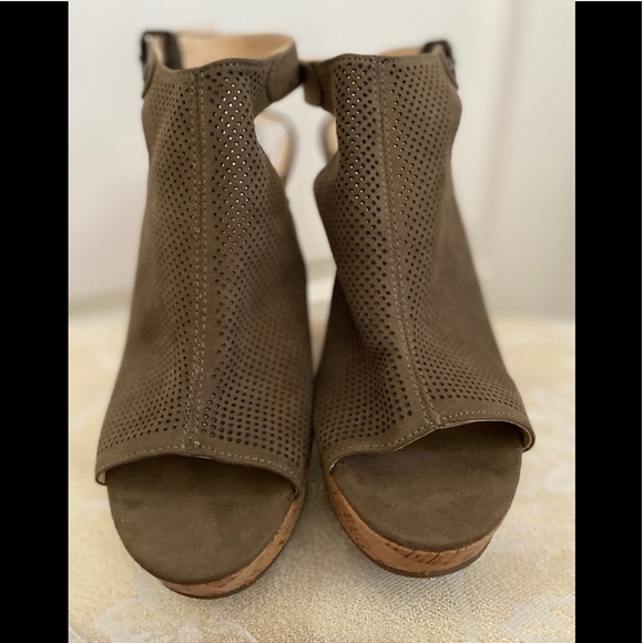 Guess Cork Peep-toe Wedges in Green - Size 8.5 - Picture 2 of 7